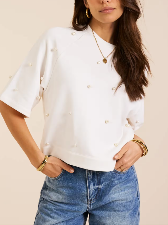 Camiseta blanca con detalles de perlas