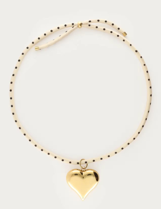 Collar de cordón con detalle de lunares y un llamativo corazón