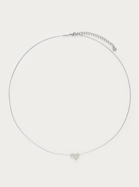 Collar minimalista con corazón de perla natural