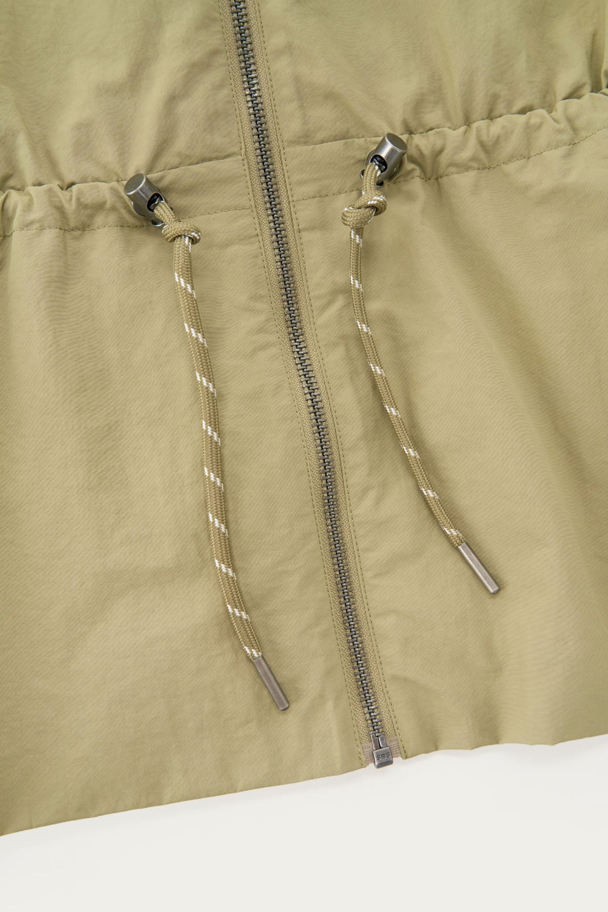 Chaqueta con detalles de cordones