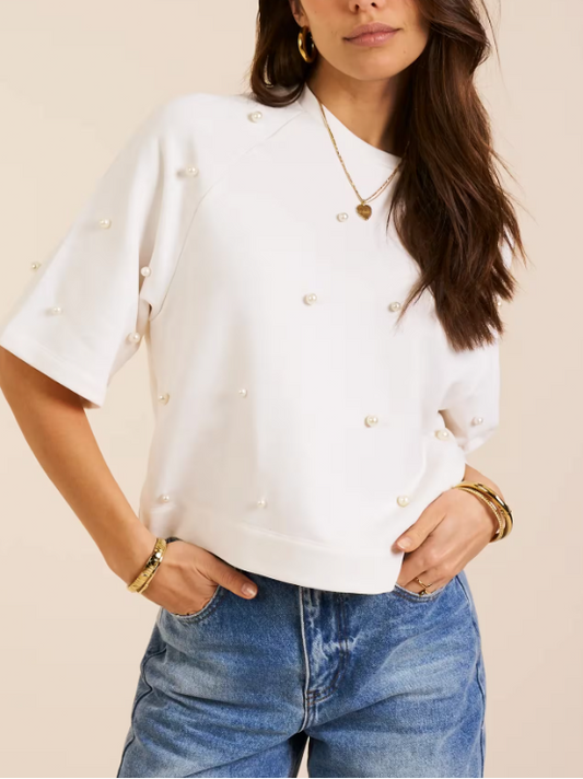Camiseta blanca con detalles de perlas