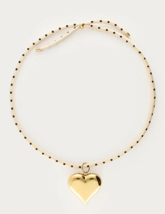 Collar de cordón con detalle de lunares y un llamativo corazón