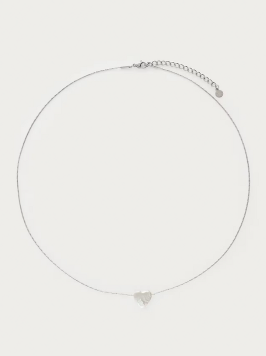 Collar minimalista con corazón de perla natural