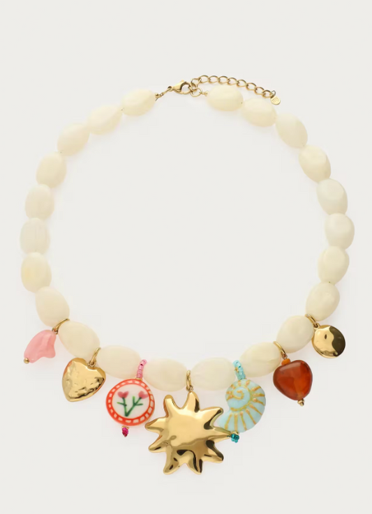 Collar con dijes multicolor
